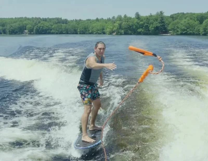 Wakesurfer tossing the rope after creating slack on the wave