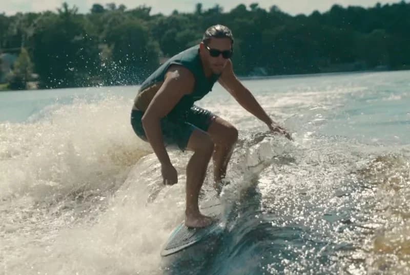 Wakesurfer pumping in the wave to generate speed